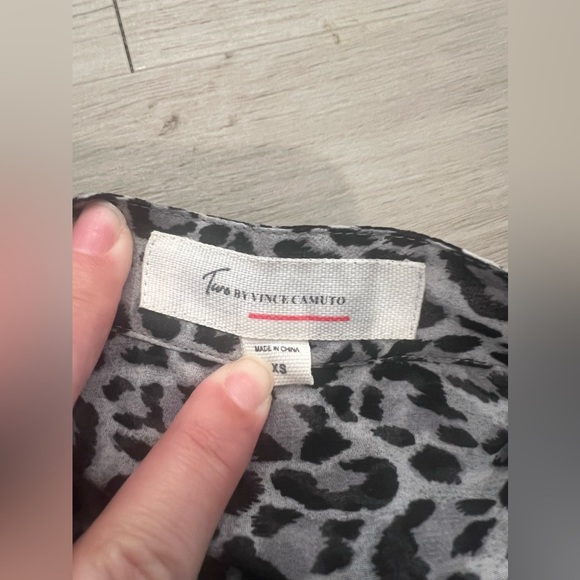 Two Vince camuto sheer leopard print button down blouse size xs - Picture 2 of 5